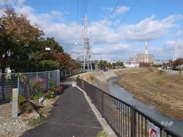 敷地東側には天神川、北側には変電所があります。