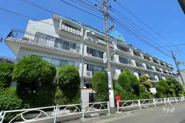 秀和洗足レジデンスの外観（南西側から）