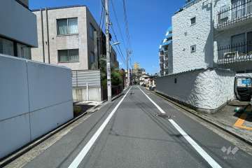 敷地北西側の前面道路（南西側から）