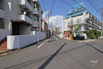 敷地南西側の前面道路(南西側から)