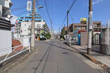 敷地南西側の前面道路（西側から）
