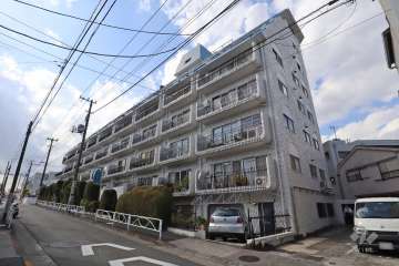 秀和洗足レジデンスの外観(南東側から)