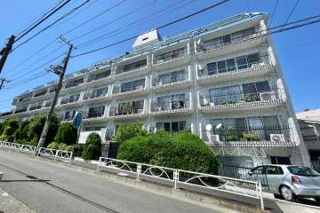 秀和洗足レジデンスの外観（南東側から）