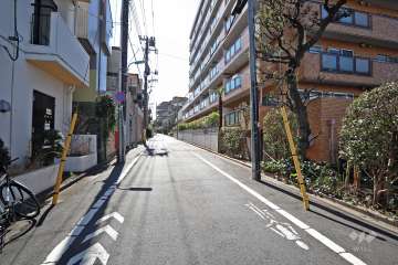 敷地東側の前面道路（北側から）