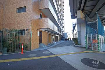 敷地西側の前面道路(北側から)