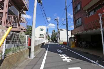 敷地南側の前面道路（西側から）