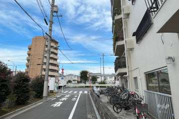 敷地の北側前面道路（西側から）