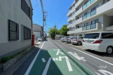 敷地東側の前面道路（北側から）