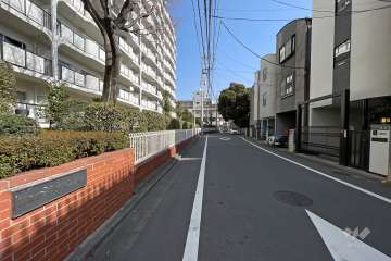 敷地南側の前面道路
