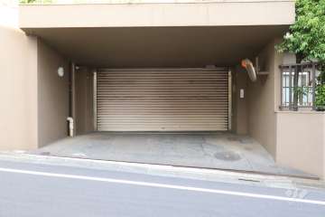 駐車場の出入り口（シャッター付き）