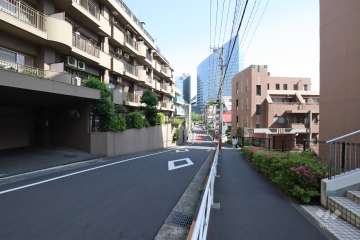 敷地西側の前面道路