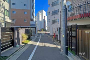 おおとりスカイホームの北西側前面道路(南西側から)