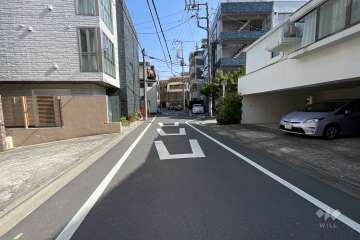 敷地北東側の前面道路（北西側から）