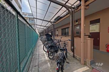 屋根付きの駐輪場