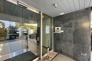 エントランスはオートロック付きです。