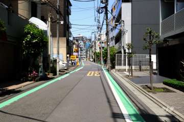 敷地西側の前面道路(北側から)