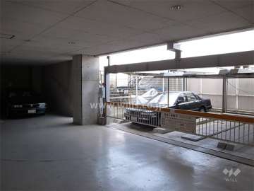 敷地内駐車場。平面式と機械式とがあります。奥に駐輪場があります。