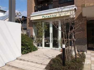 1階には店舗が入っています。