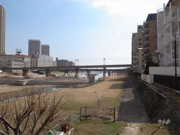敷地の北側には武庫川が流れています。