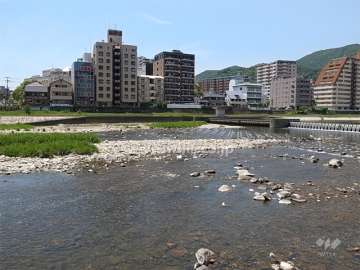 武庫川の対岸から見たネオ・ディ宝塚南口