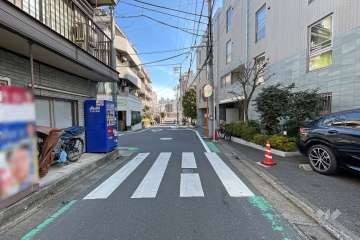 敷地北西側の前面道路（南東側から）