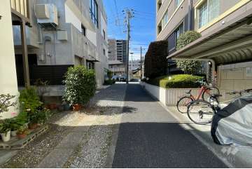 敷地の南東側前面道路（北東側から）