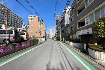 敷地の南西側前面道路（南東側から）