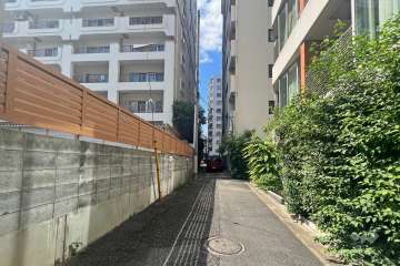 敷地北西側の前面道路