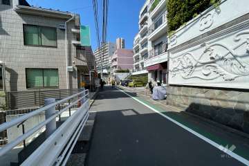 敷地西側の前面道路（南側から）