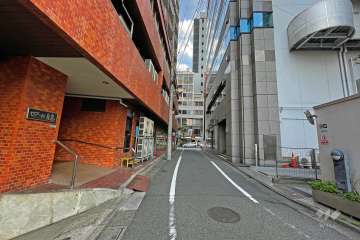 敷地東側の前面道路（南側から）