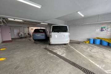敷地内駐車場（屋内平面式）と駐輪場