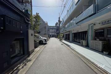 敷地南東側の前面道路（北東側から）