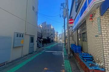 敷地南側の前面道路(西側から)