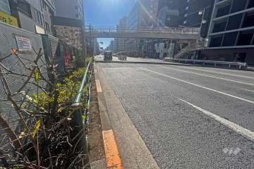 敷地西側の前面道路(北側から)