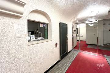 エントランスはオートロック付きです。　