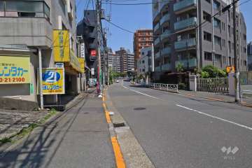 敷地東側の前面道路(南側から)