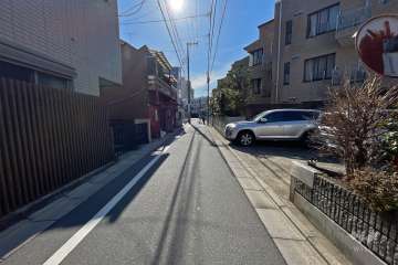 敷地北東側の前面道路（北西側から）