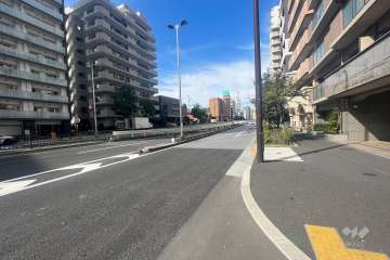 敷地西側の前面道路