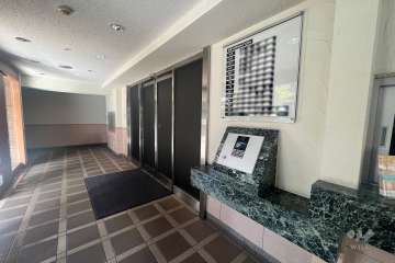 エントランスはオートロック付きです。