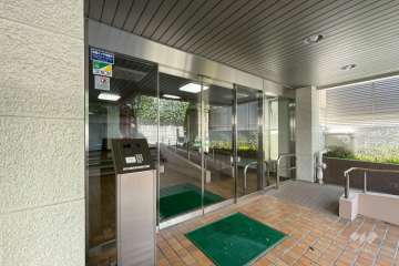 エントランスはオートロック付きです。