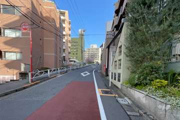 敷地西側の前面道路
