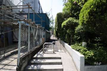 敷地南東側の前面道路(北東側から)