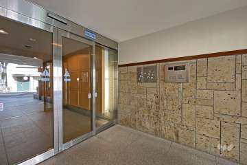 エントランスはオートロック付きです。