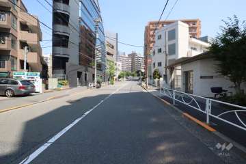 敷地西側の前面道路