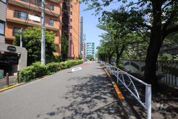 敷地北東側の前面道路