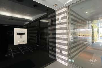 エントランスはオートロック付きです。
