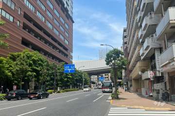 敷地西側の前面道路