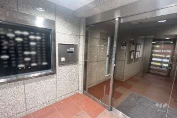 エントランスはオートロック付きです。