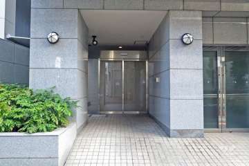 屋内に設けられた駐輪場の出入り口