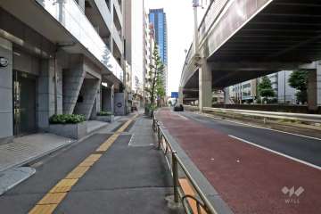 敷地北側前面道路は玉川通りです(東側から)。